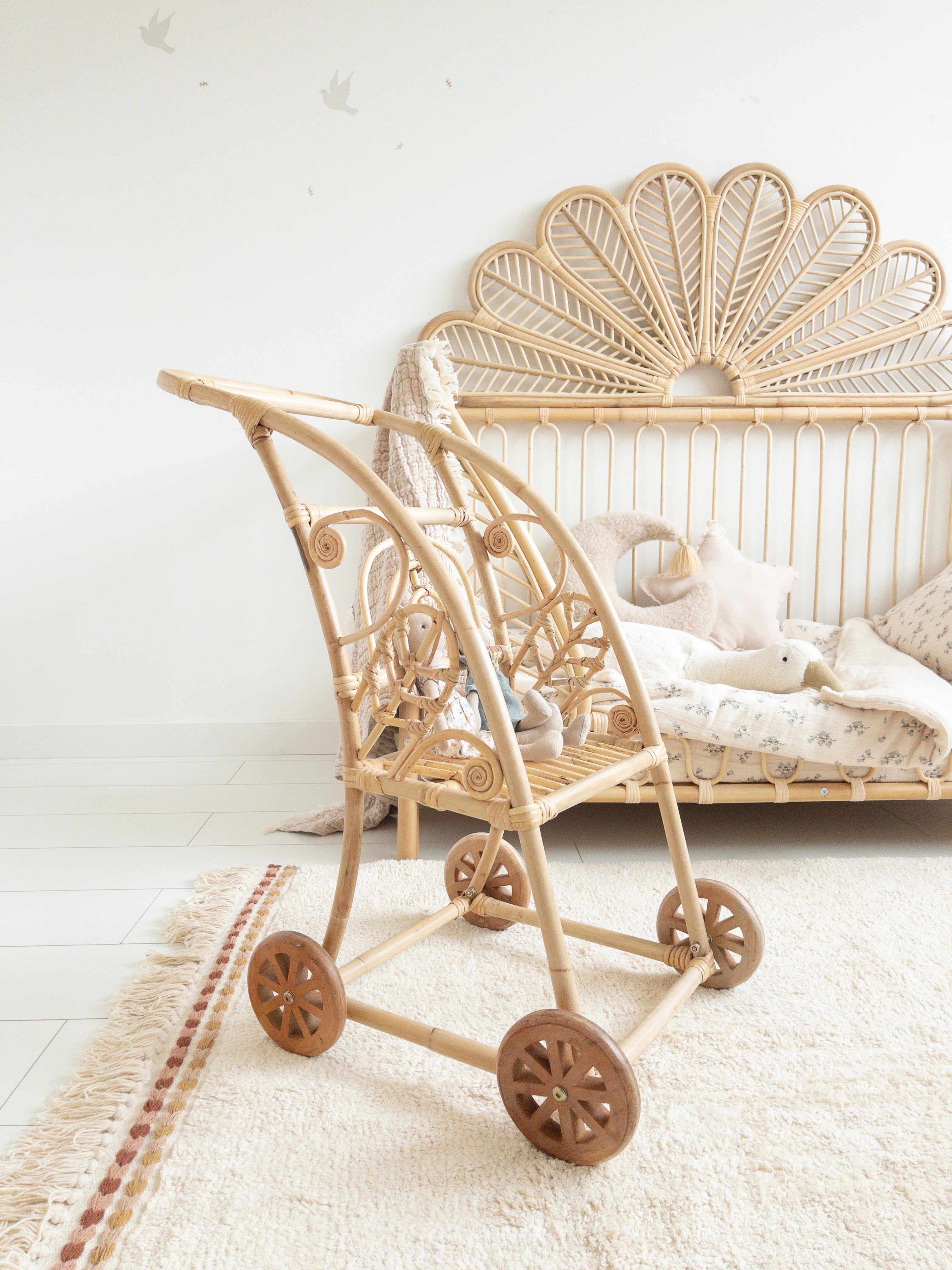 Rotan poppenwagen