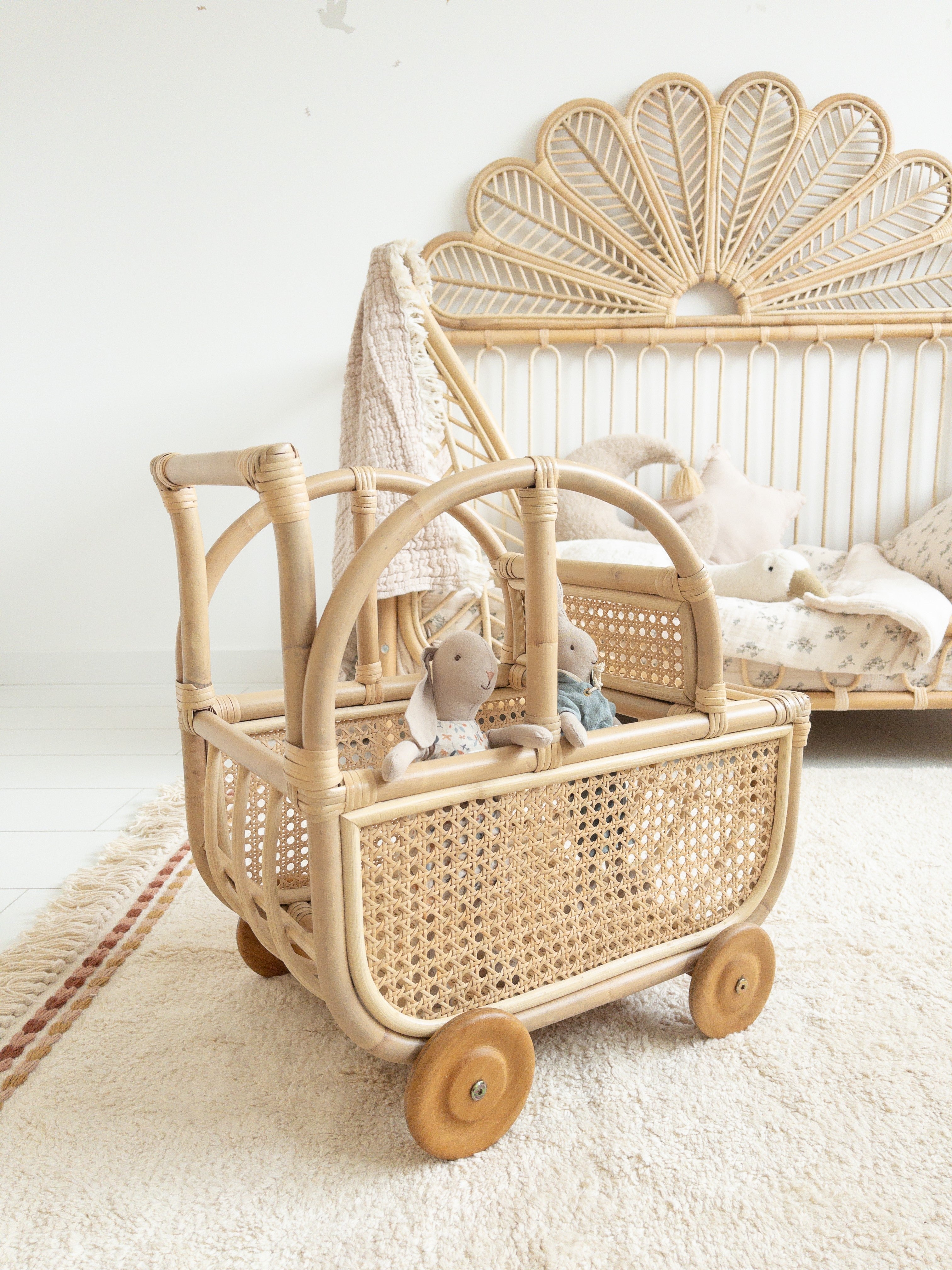 Rotan wandelwagen auto